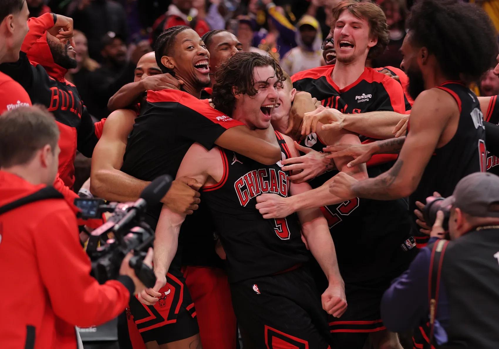 詹姆斯绝杀时刻,波尔津吉斯点燃赛场,热火迎来胜利!